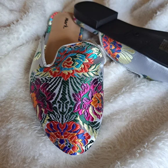 Slip On Embroidered - Picture 2 of 5